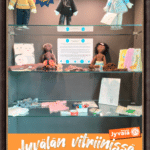 Jyvälän vitriinissä: Anna ja Toivo- Unicef-nukkejen valmistaminen