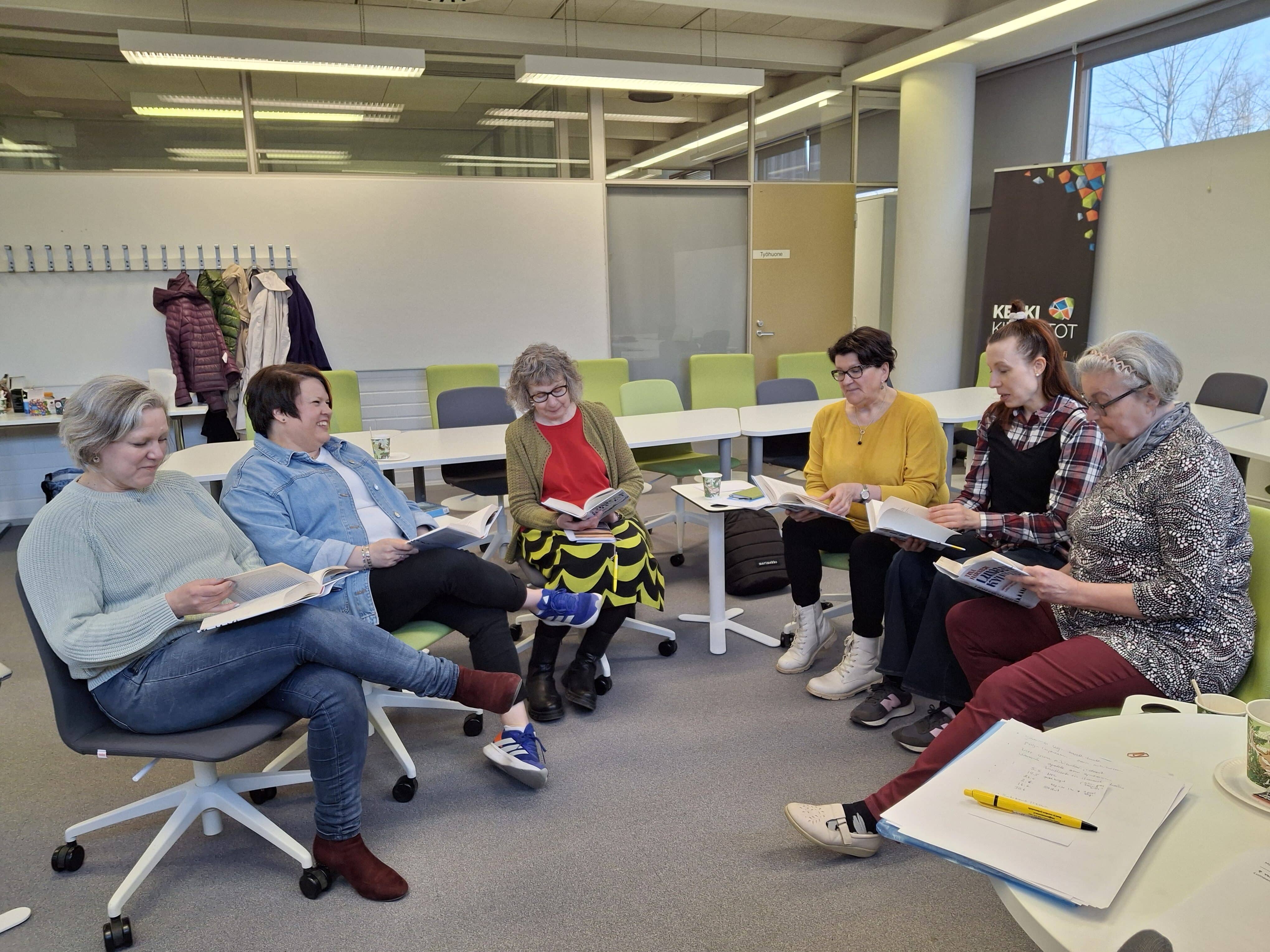 Sanat Siltoina ja Lumeenkylväjät yhdistää puolalaiset ja suomalaiset lukupiiriläiset