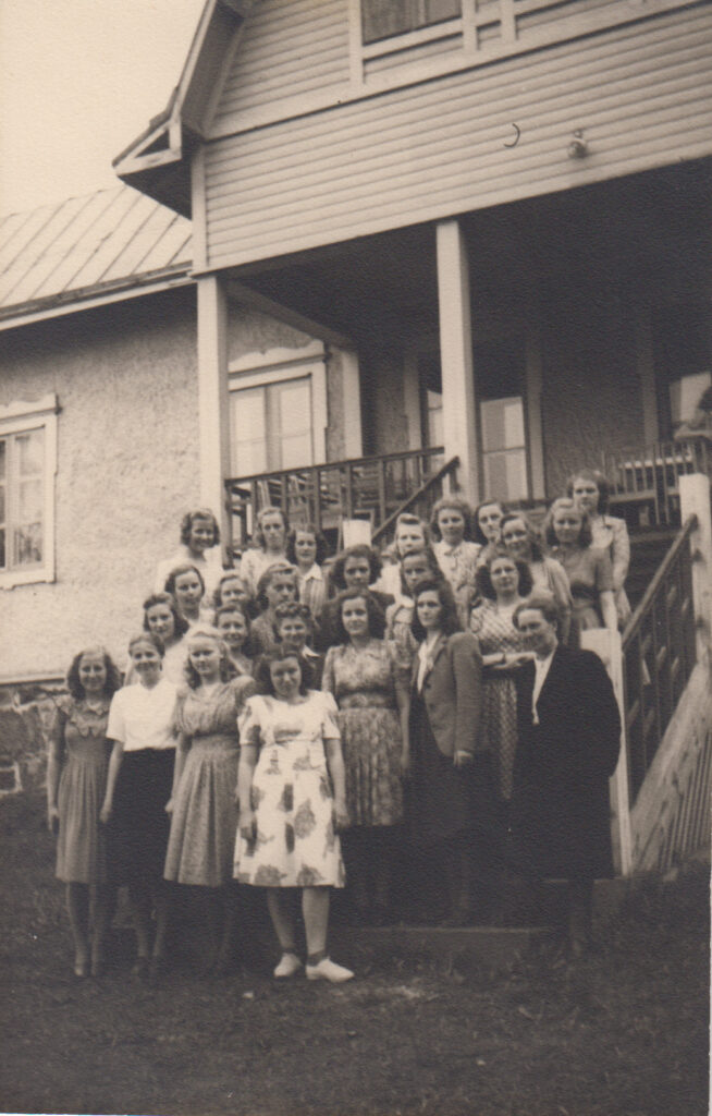 Joukko oppilaitan Harjulan setlementissä vuonna 1945.